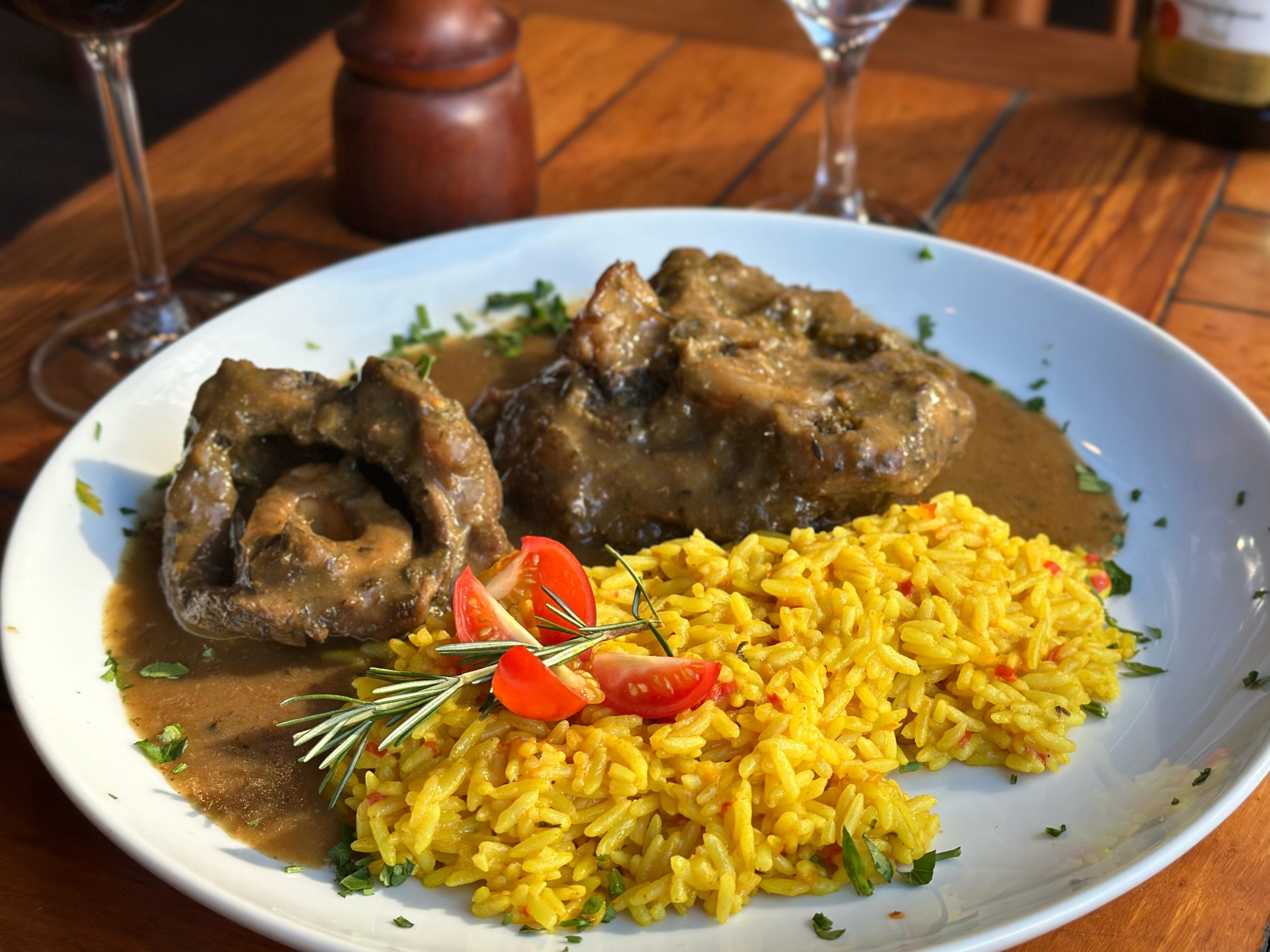 Ossobuco de bufalo com arroz de açafrão - foto de Isabela Pessoa