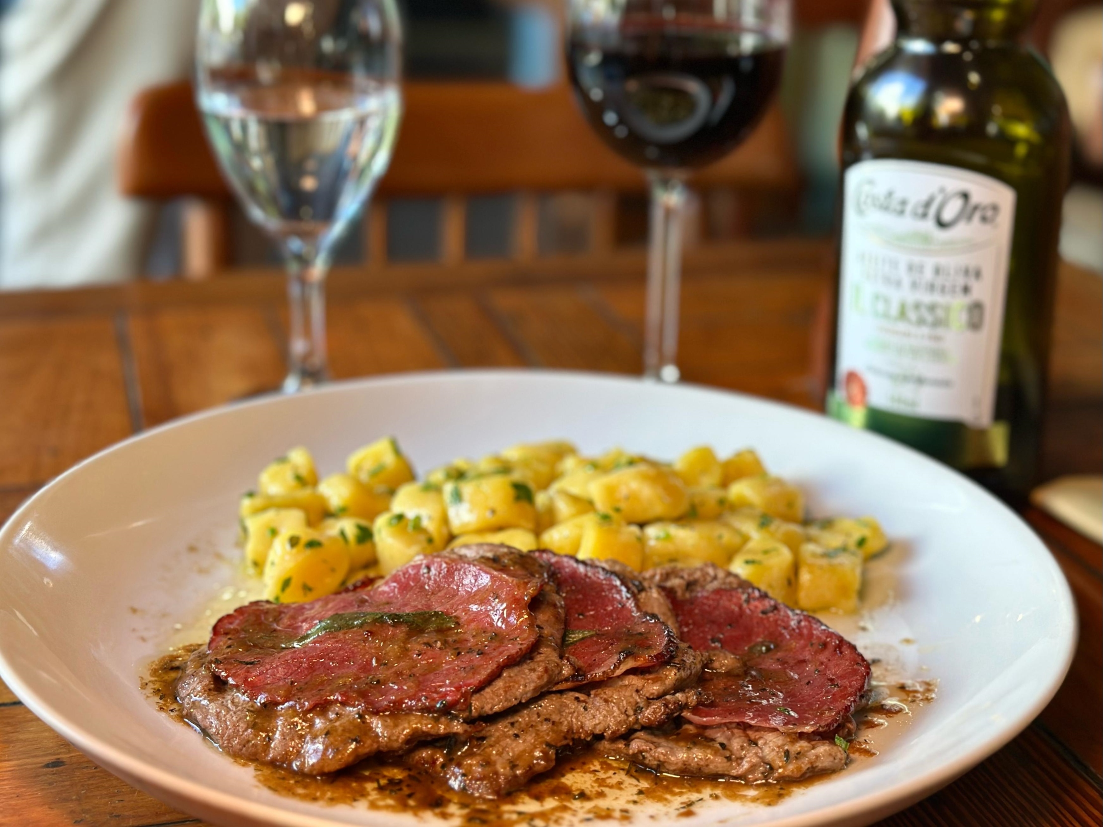 Saltinbocca Bubalino, escalopes de filé mignon de búfalo, grelhado na manteiga e sálvia fresca com fatias de bresaula de búfalo - foto de Isabela Pessoa