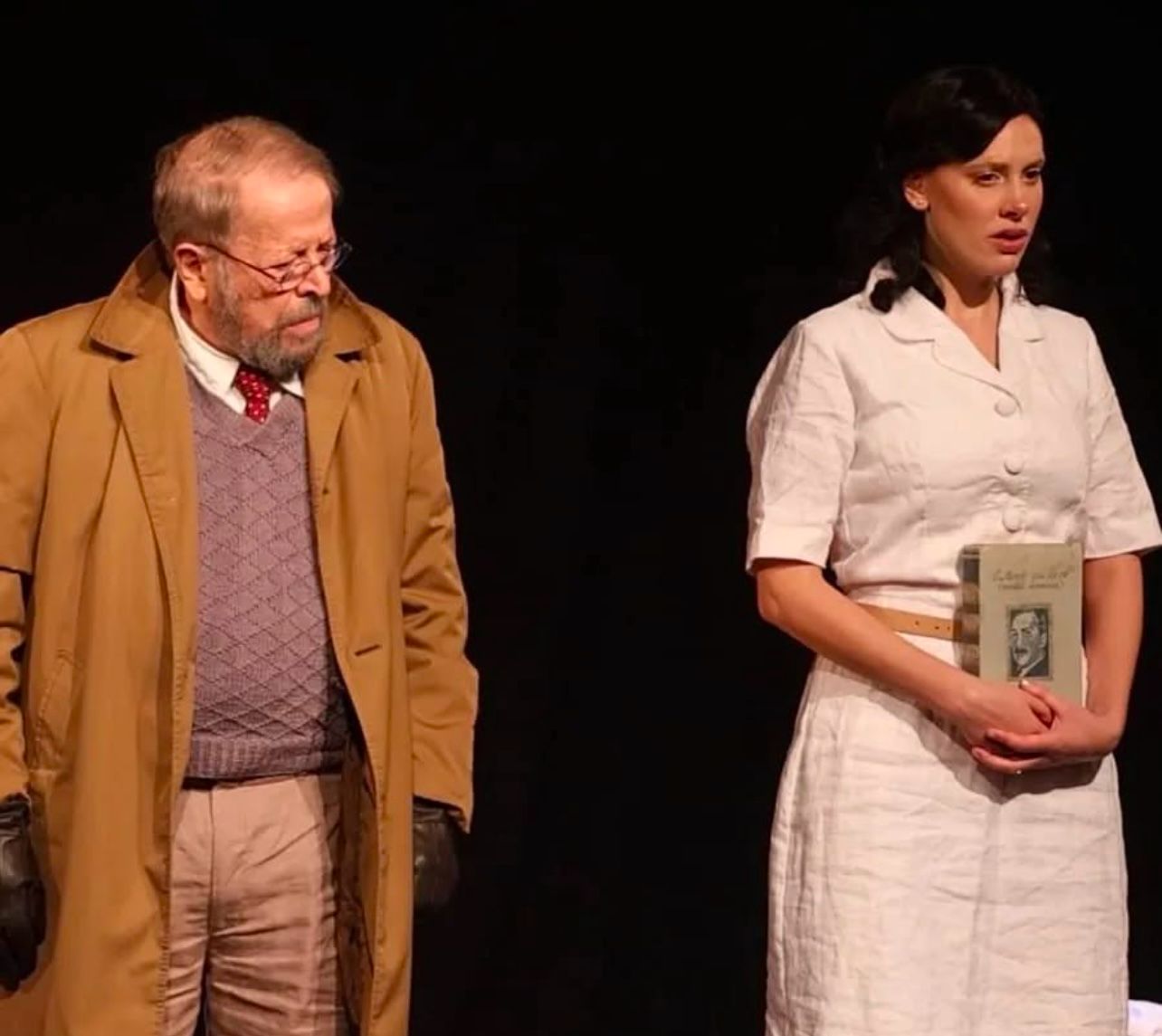 Indicada ao 19º Prêmio APTR, Hana Kolodny retorna aos palcos como protagonista de Lotte Zweig: A Mulher Silenciada, ao lado de Carlos Vereza 7 Carlos Vereza e Hana em Lotte Zweig: A Mulher Silenciada