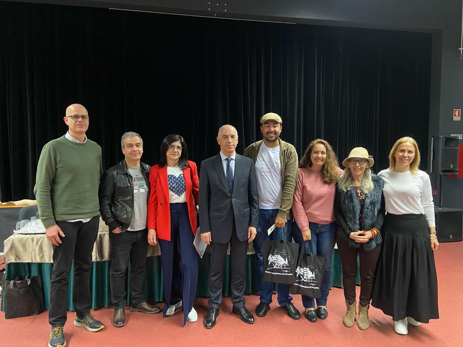 Mesmo sem apoio cultural, poetas viajam a Portugal para participar de uma série de eventos 7 Registro feito em Penafiel, junto com professores e escritores portugueses. Foto: Divulgação