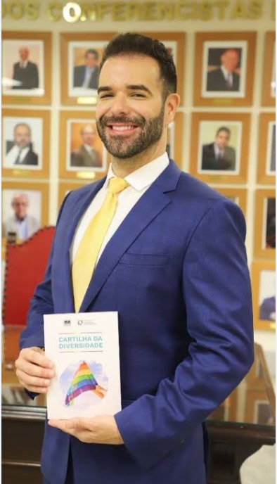 Fórum Permanente do Direito da Antidiscriminação da Diversidade Sexual da EMERJ realiza sua 9ª reunião no dia 19 de maio 2 Presidente do Fórum Permanente do Direito da Antidiscriminação da Diversidade Sexual da EMERJe Juiz de Direito do TJRJ Eric Scapin no lançamento da 'Cartilha da Diversidade', na EMERJ