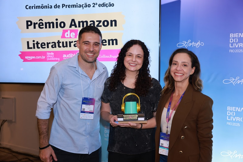 Amazon Brasil anuncia a obra “Caixa de Silêncios”, de Marcella Rossetti, como grande vencedora da 2ª edição do Prêmio Amazon de Literatura Jovem 7 Ricardo Perez, líder do negócio de livros da Amazon no Brasil, Marcella Rossetti, vencedora da 2ª edição do Prêmio Amazon de Literatura Jovem e Leonora Monnerat, diretora executiva da HarperCollins Brasil.