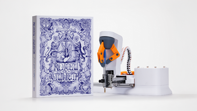 BIC e VML Brasil conquistam três Leões no Cannes Lions 2025 com campanha inovadora que celebra os 75 anos da caneta BIC Cristal 8 Robô criado para simular a pegada da mão de Willian Shakespeare foi utilizado para a produção do manuscrito de Romeu e Julieta. Livro de 212 páginas foi escrito com uma única caneta BIC Cristal Dura+ (Foto e Direção: Felipe Julian e Foto Júlia Machado)