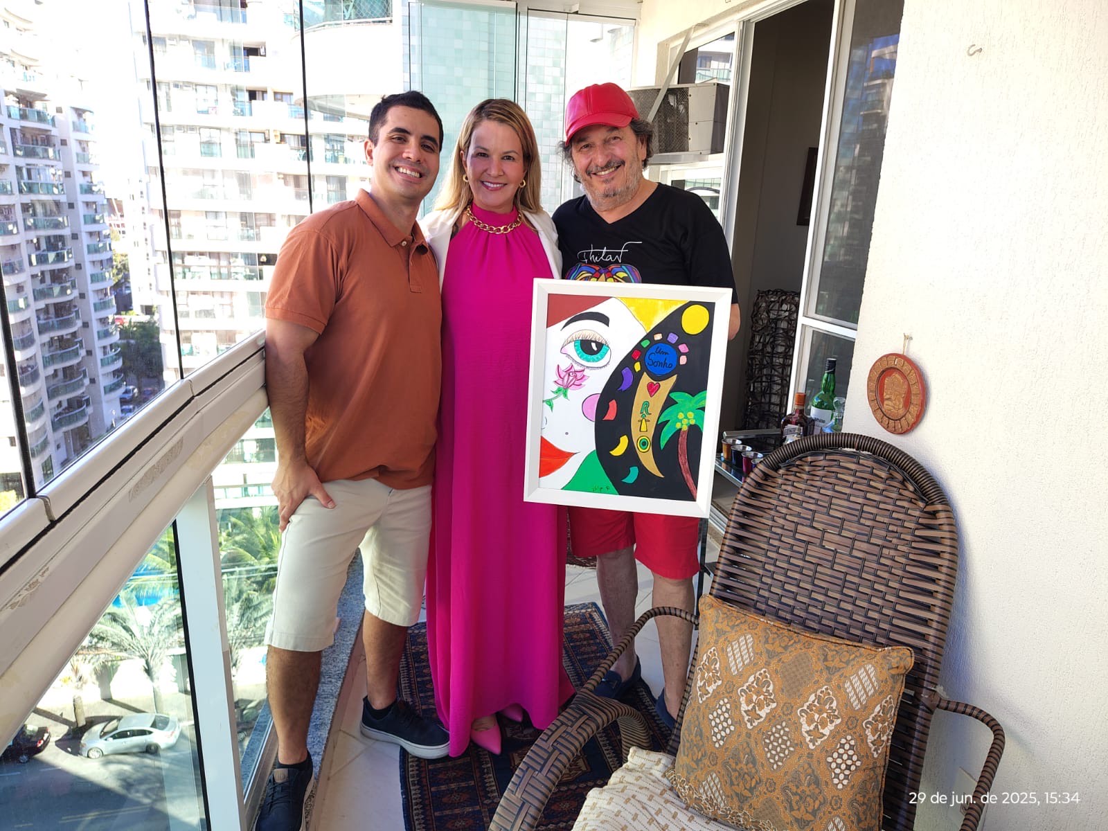 Bayard Boiteux homenageia Philippe Seigle 8 Matheus Oliveira,Viviane Fernandes e Philippe Seigle com um quadro do artista