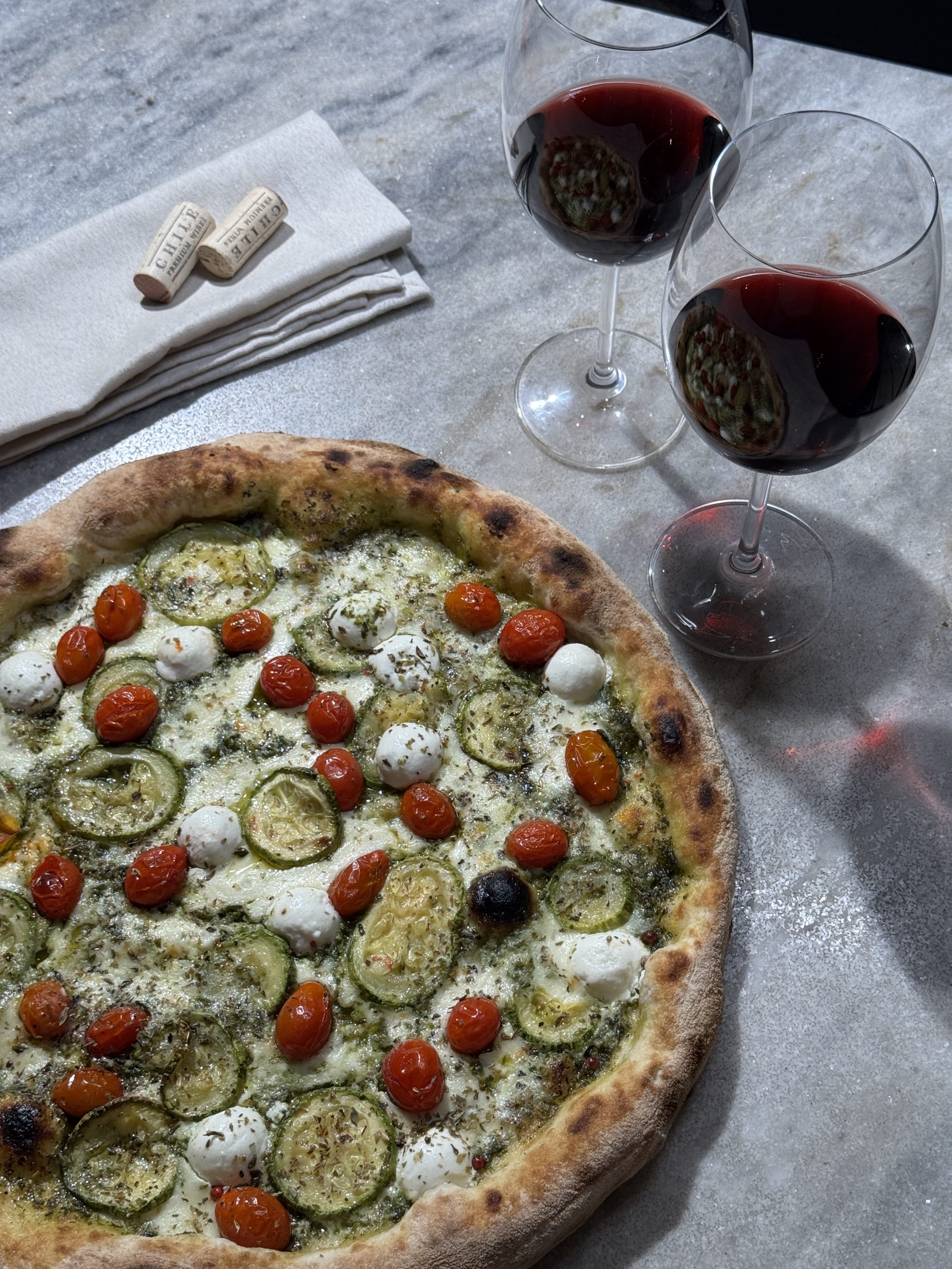 Do Bacalhau à Brás à Pizza Capra e Zucchini: restaurantes têm cardápios exclusivos para o Dia dos Namorados com vista para o Pão de Açúcar 8 Mamma Jamma