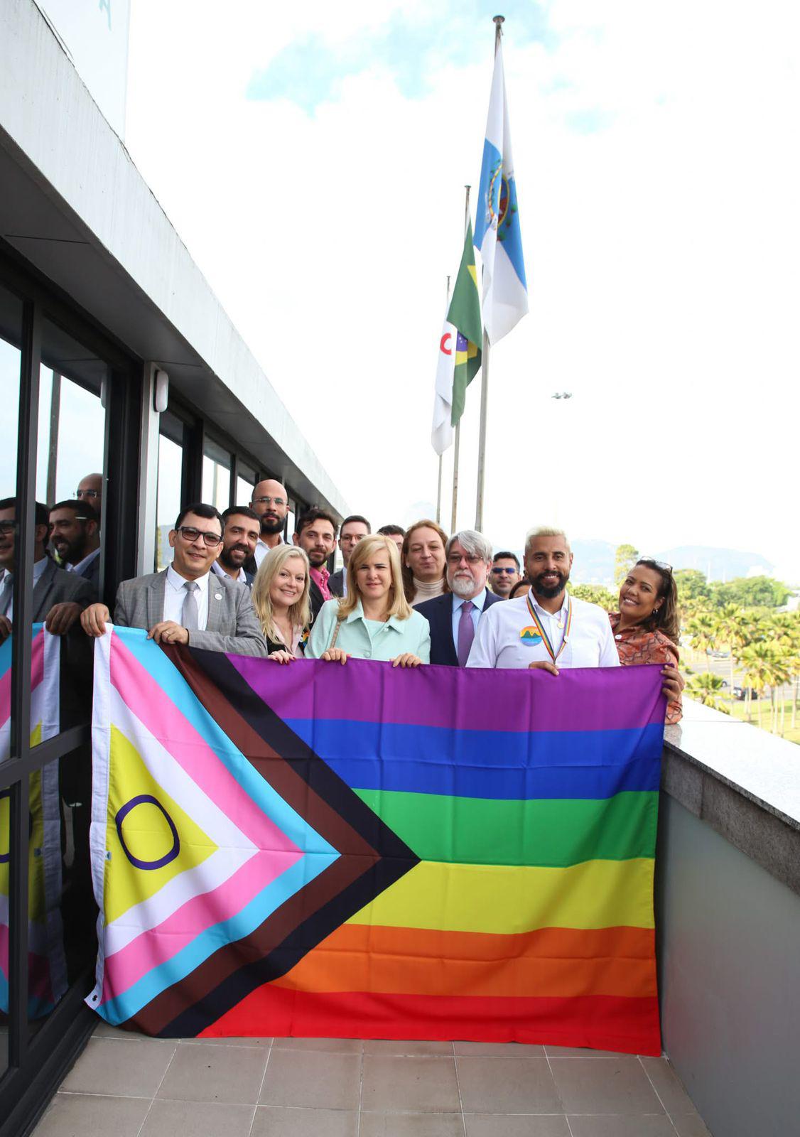 Inédito: Prédio da OAB-RJ recebe bandeirão LGBTQIAPN+ de dez metros para celebrar o Dia do Orgulho 11 Prédio da OAB-RJ recebe bandeirão LGBTQIAPN+ de dez metros para celebrar o Dia do Orgulho