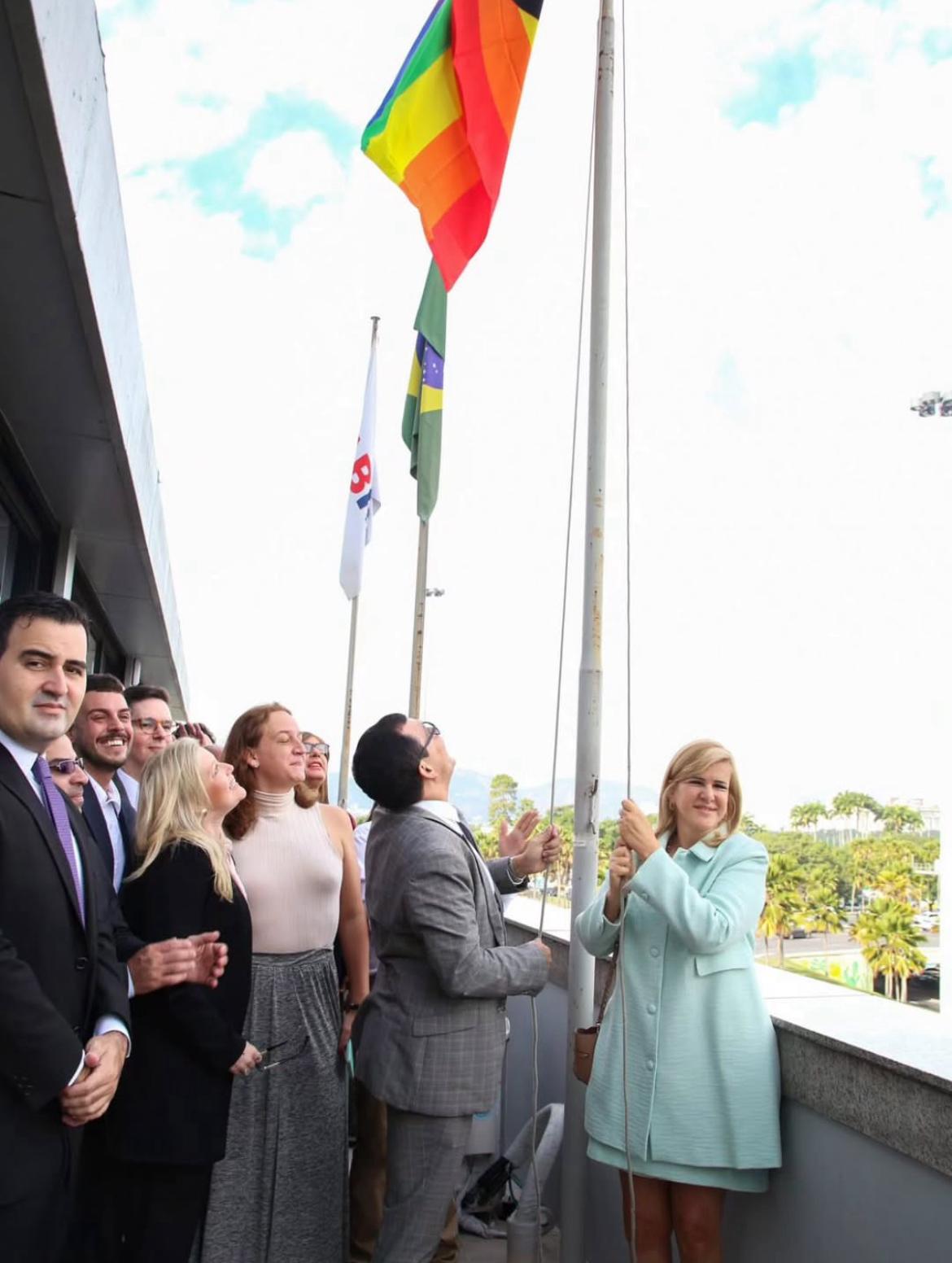 Inédito: Prédio da OAB-RJ recebe bandeirão LGBTQIAPN+ de dez metros para celebrar o Dia do Orgulho 10 Prédio da OAB-RJ recebe bandeirão LGBTQIAPN+ de dez metros para celebrar o Dia do Orgulho