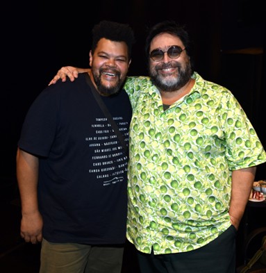 Aula-espetáculo com Babu Santana, Ceiça Moreno e a chef Regina Tchelly é um dos pontos altos do Formar Cultura em Itaguaí, com mediação de Eduardo Barata 2 Babu Santana e Eduardo Barata / Crédito Cristina Granato