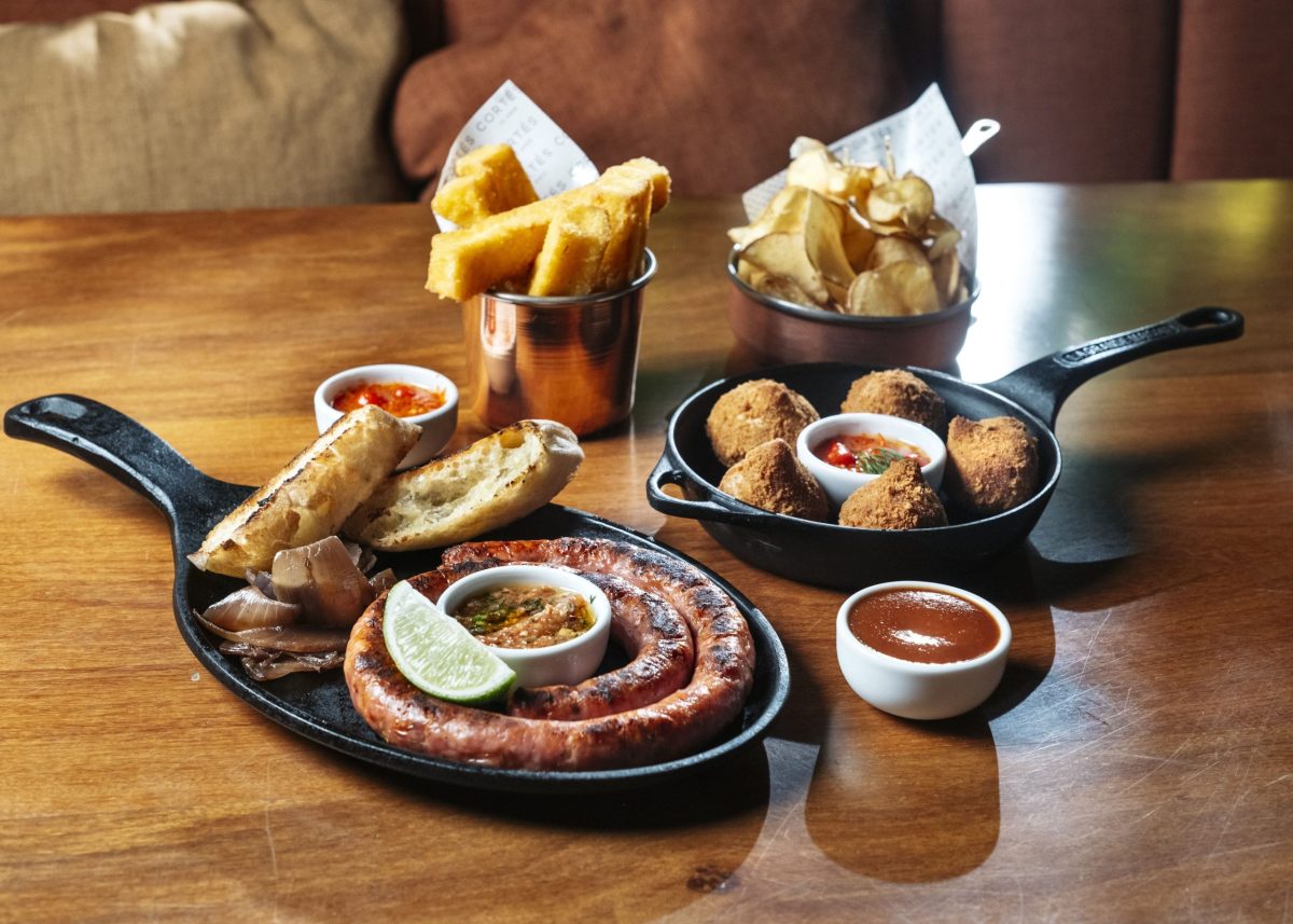 Bar Cortés 7 Bar Cortés - Combo happy hour_coxinha + polenta + linguiça toscana + chips - Foto: Gui Galembeck
