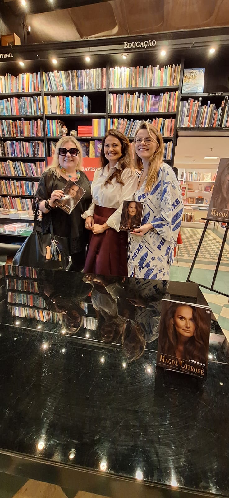 Magda Cotrofê lança autobiografia com noite de autógrafos prestigiada no Leblon 8 MAGDA COM HELOÍSA TOLIPAN E MANUELA ORNELAS - Foto: RÔ LOPES