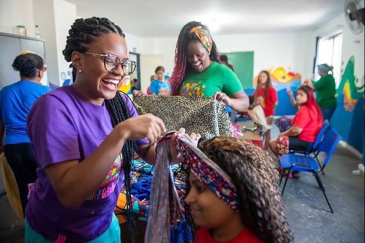 ONG promove inclusão social por meio de cursos gratuitos com foco na educação, qualificação profissional e geração de renda 10 ONG Favela Mundo