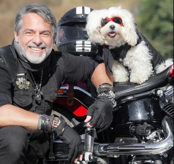 Festival Moto Brasil 2025 reforça causa animal com a ONG Entre Pegadas no Espaço Pet 4 Molly "a cachorrinha voadora" e seu tutor Eduardo MuriciVGCOM - FMB 2025 - Manoella Mello