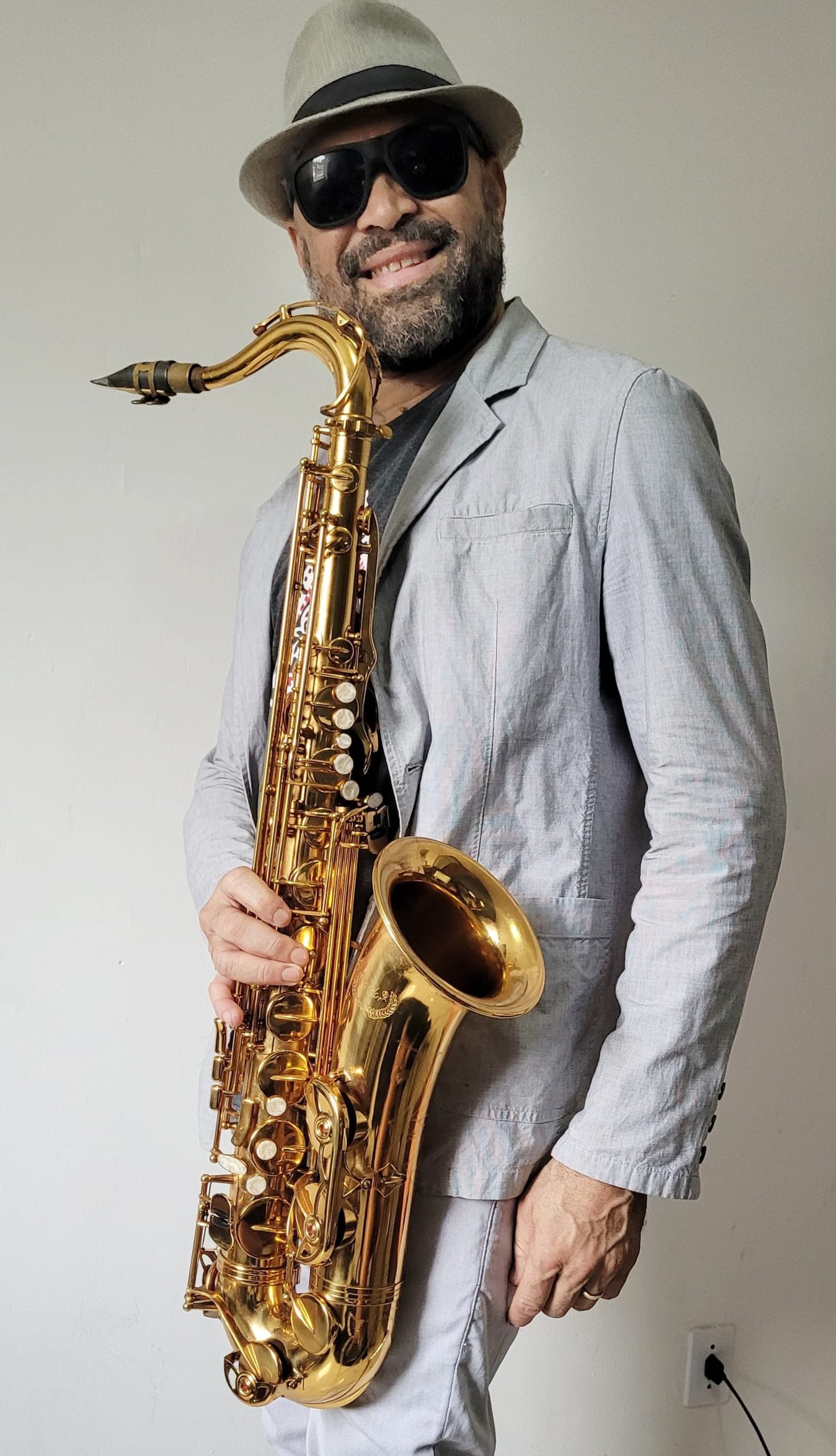 “Ritmos do Guada Happy Hour” recebe, neste sábado, o cantor Naldo do Sax e Banda Retrozaum 2 Naldo do Sax