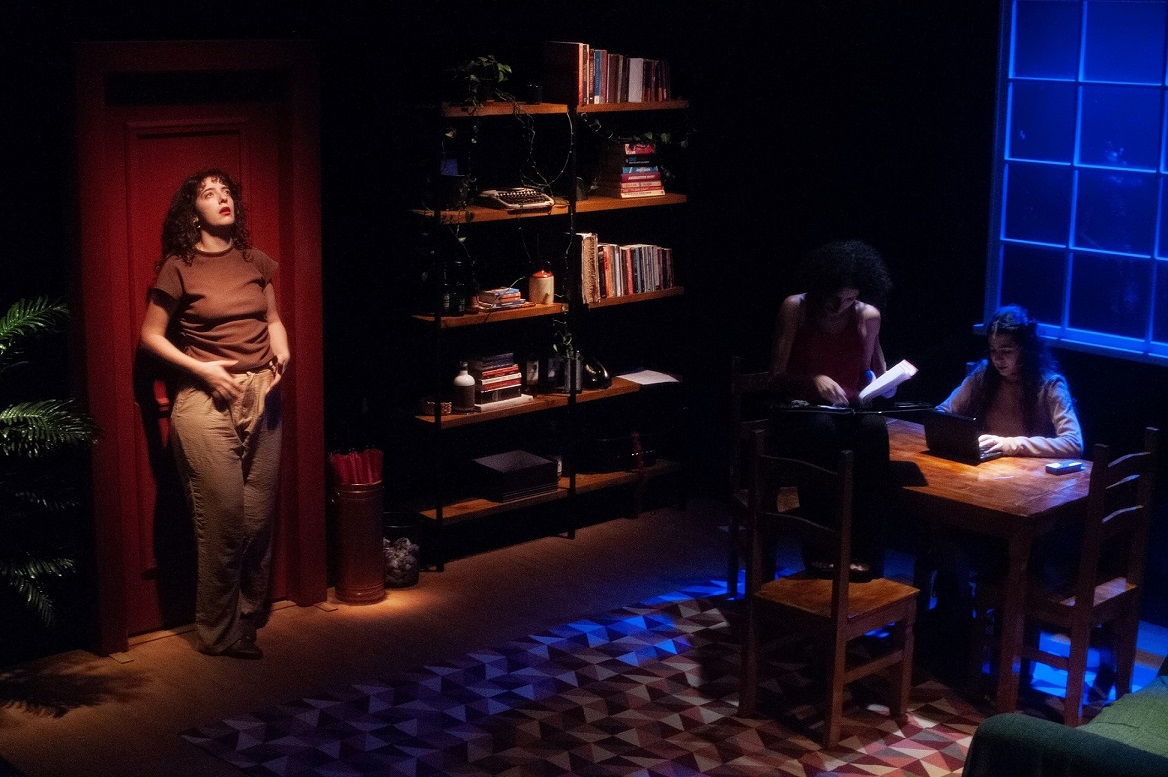 Primeiro espetáculo inédito de Viviane Mosé como dramaturga, “Desato” estreia nova temporada no Teatro Firjan SESI Centro 9 O dia em que vão embora