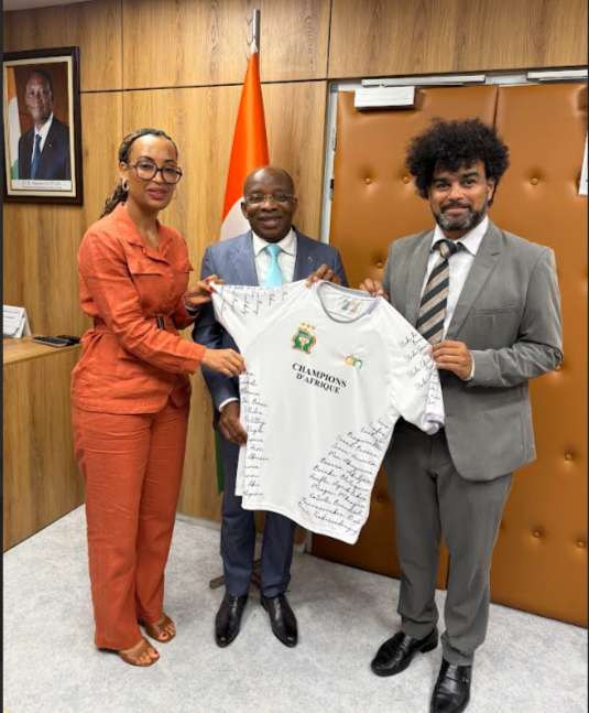 Professor da UFRJ firma acordo de cooperação com o Ministério do Turismo da Costa do Marfim 2 Jennifer Curcio, Siandou Fofana e Breno Cruz