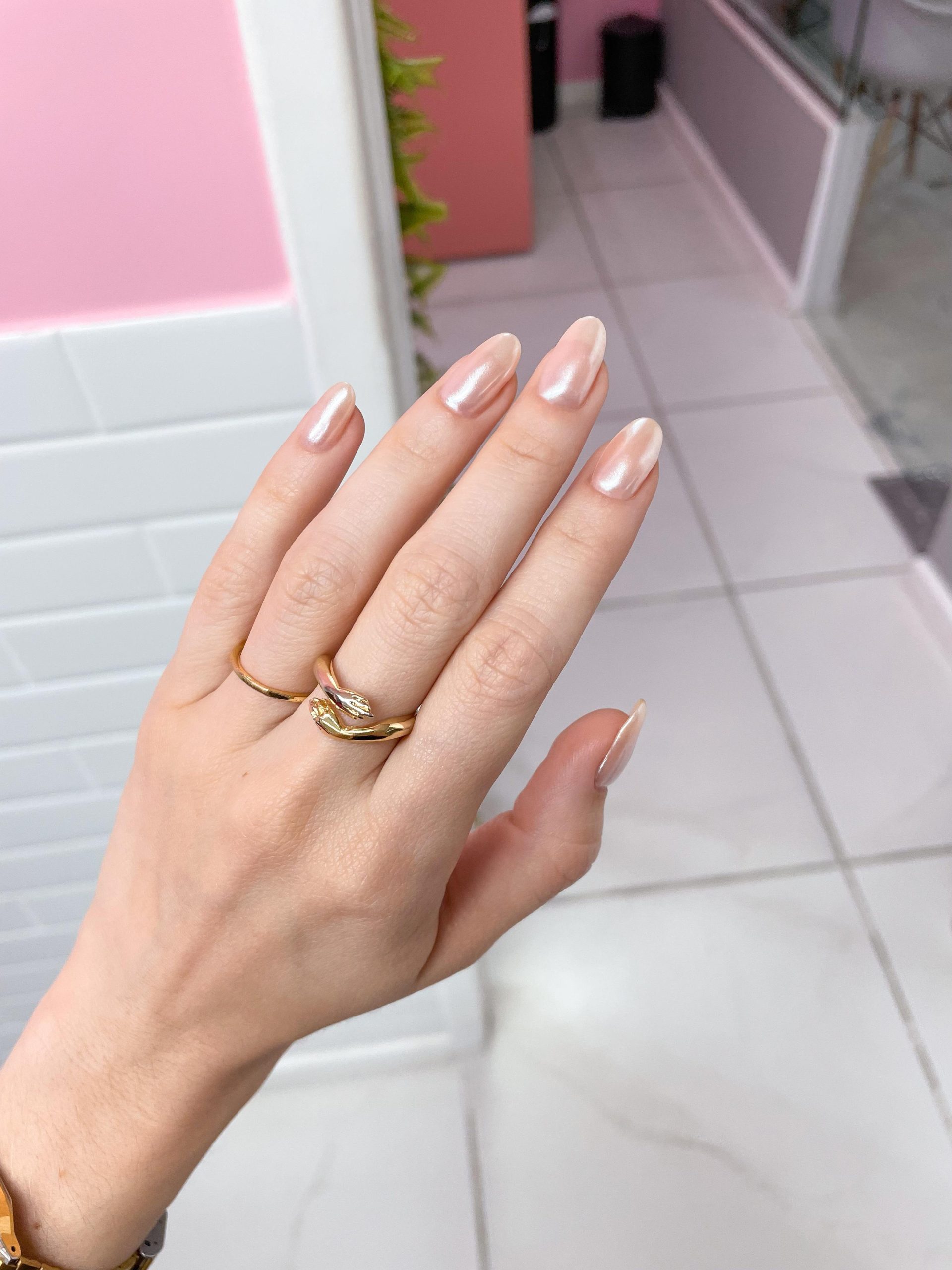 Unhas cintilantes ganham destaque e viram tendência com inspiração em 2 PALM Nail Bar - Tendência Pó Sereia