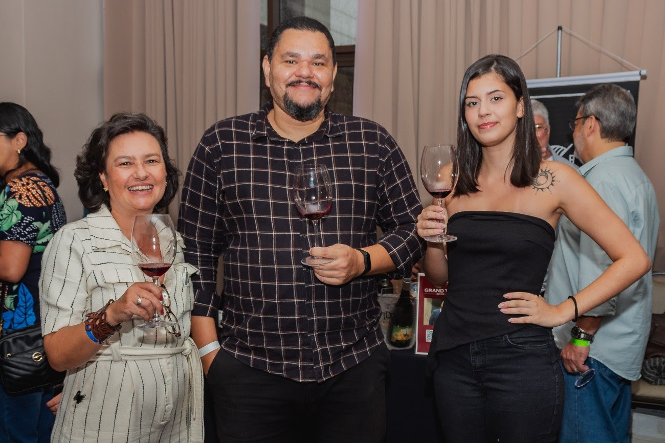 Grand Tasting retorna a Niterói para 2ª edição com até 100 rótulos de vinhos e experiência sensorial completa 7 Os somelieres Karina de O Noçais e Marcelo Andrade e a profissional de marketing Fátima Santos, organizadores do Grand Tasting (Foto; Alexia Figueiredo)