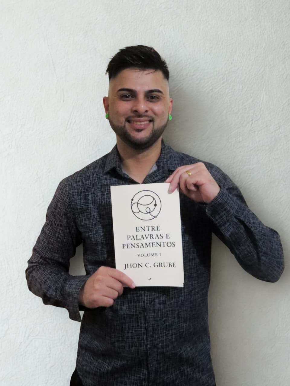 Lançamento: Jhon C. Grube traduz história e cotidiano em livro de estreia 4 Jhon C. Grube