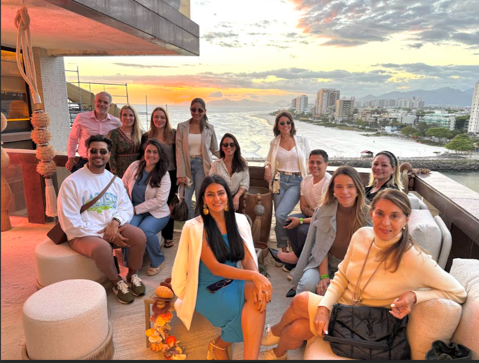 Curvas de Minas realiza tour exclusivo com arquitetos no Rio de Janeiro 7 Confraternização no espaço assinado pelas arquitetas Tatiane Vaz e Thaís Paixão