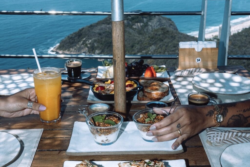 Café da manhã nas alturas: rooftops e varandas com vista para cidade maravilhosa viram refúgio para começar bem o dia 7 Imagem: Clássico Sunset Urca oferece café da manhã com vista durante o Breakfast Weekend. Crédito: Clássico Sunset Urca
