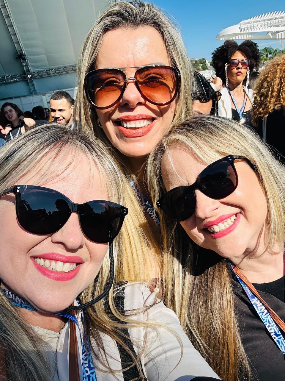 Cantora Adriana celebra o amor e grandes sucessos em shows especiais no Rio de Janeiro 7 Adriana e filhas