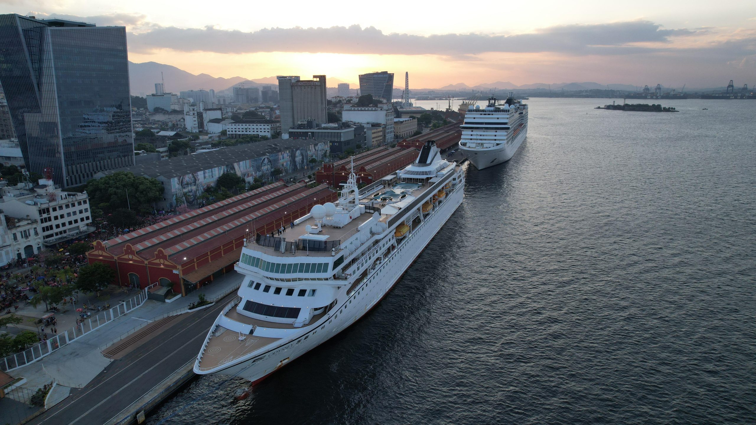 Dois transatlânticos atracam no Pier Mauá