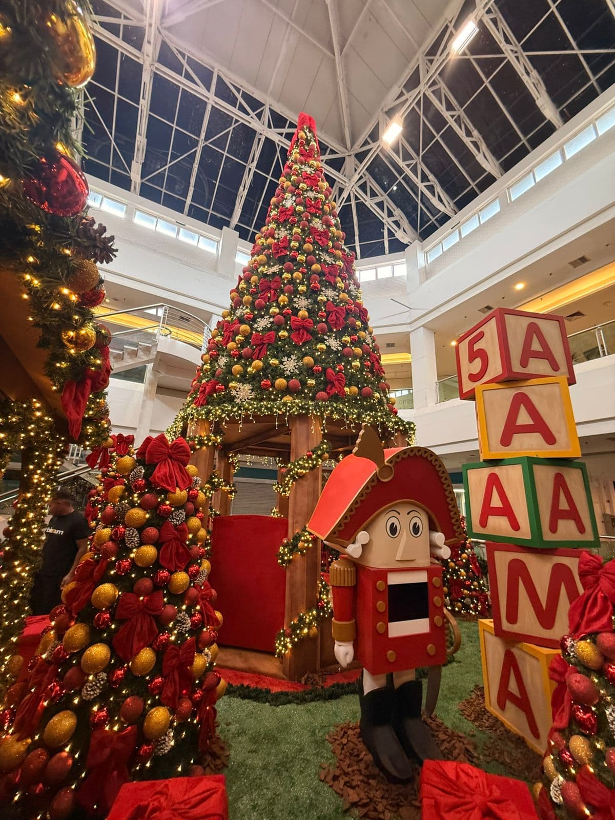 Papai Noel chega ao Via Parque Shopping levando magia e encantamento para o Natal Casa do Noel
