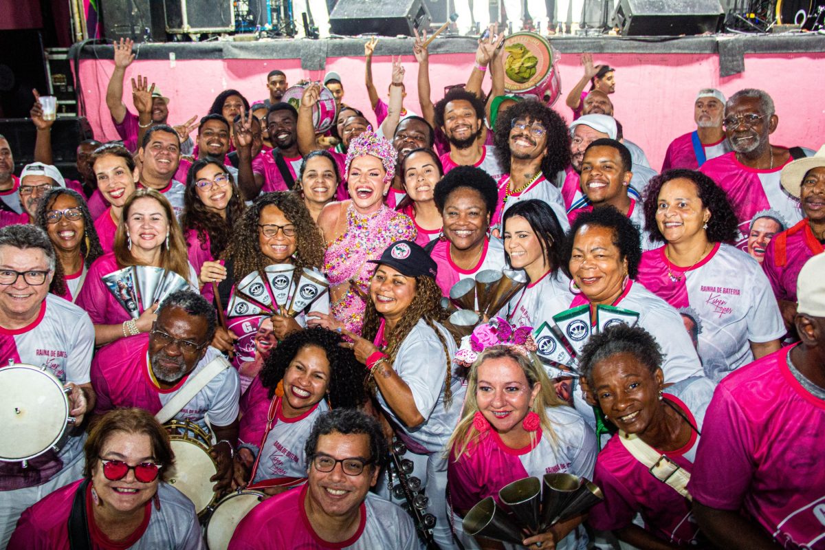Unidos do Jacarezinho promove ensaio de rua em sua comunidade nesta sexta-feira 7 Rainha + Bateria