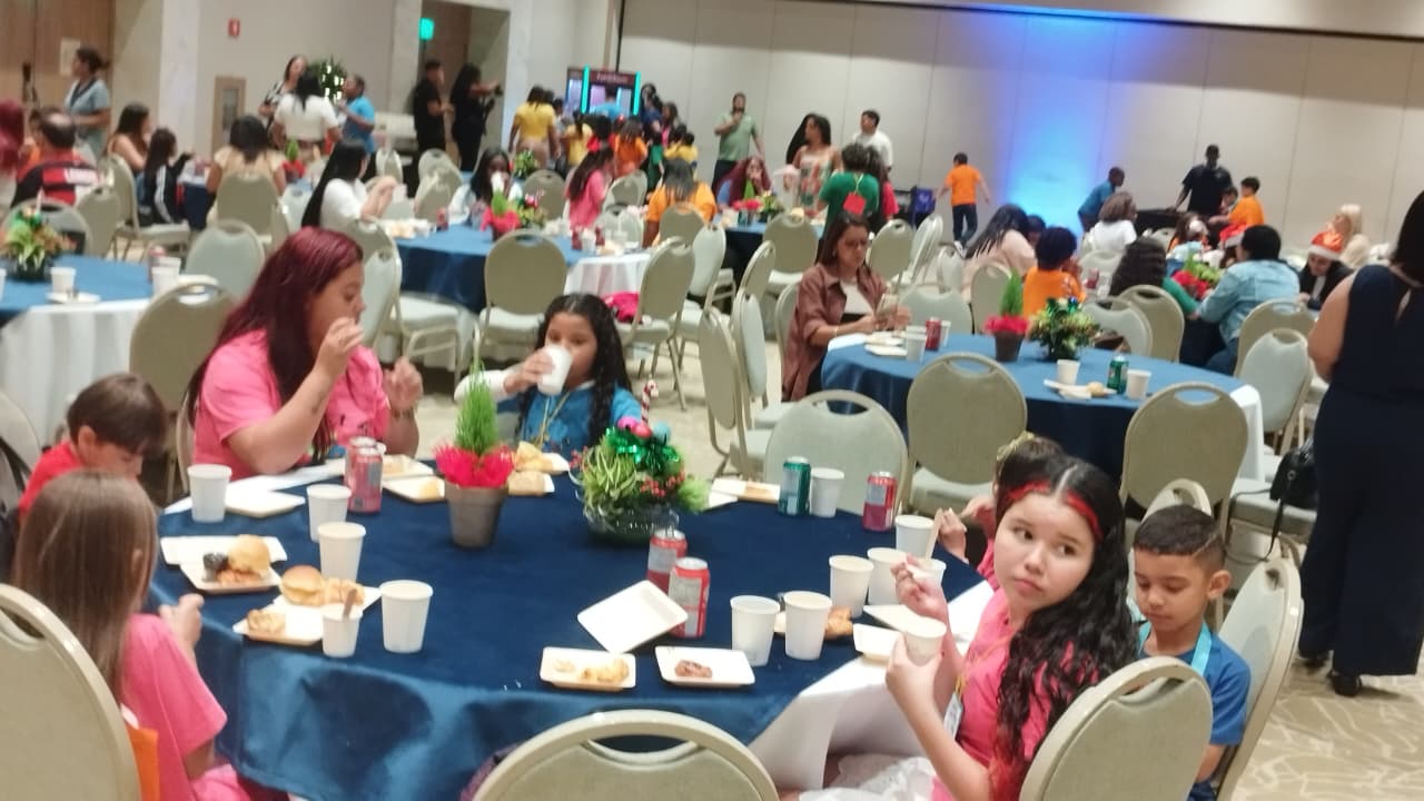 Fairmont promove festa natalina para crianças do Projeto Favela Mundo em Copacabana