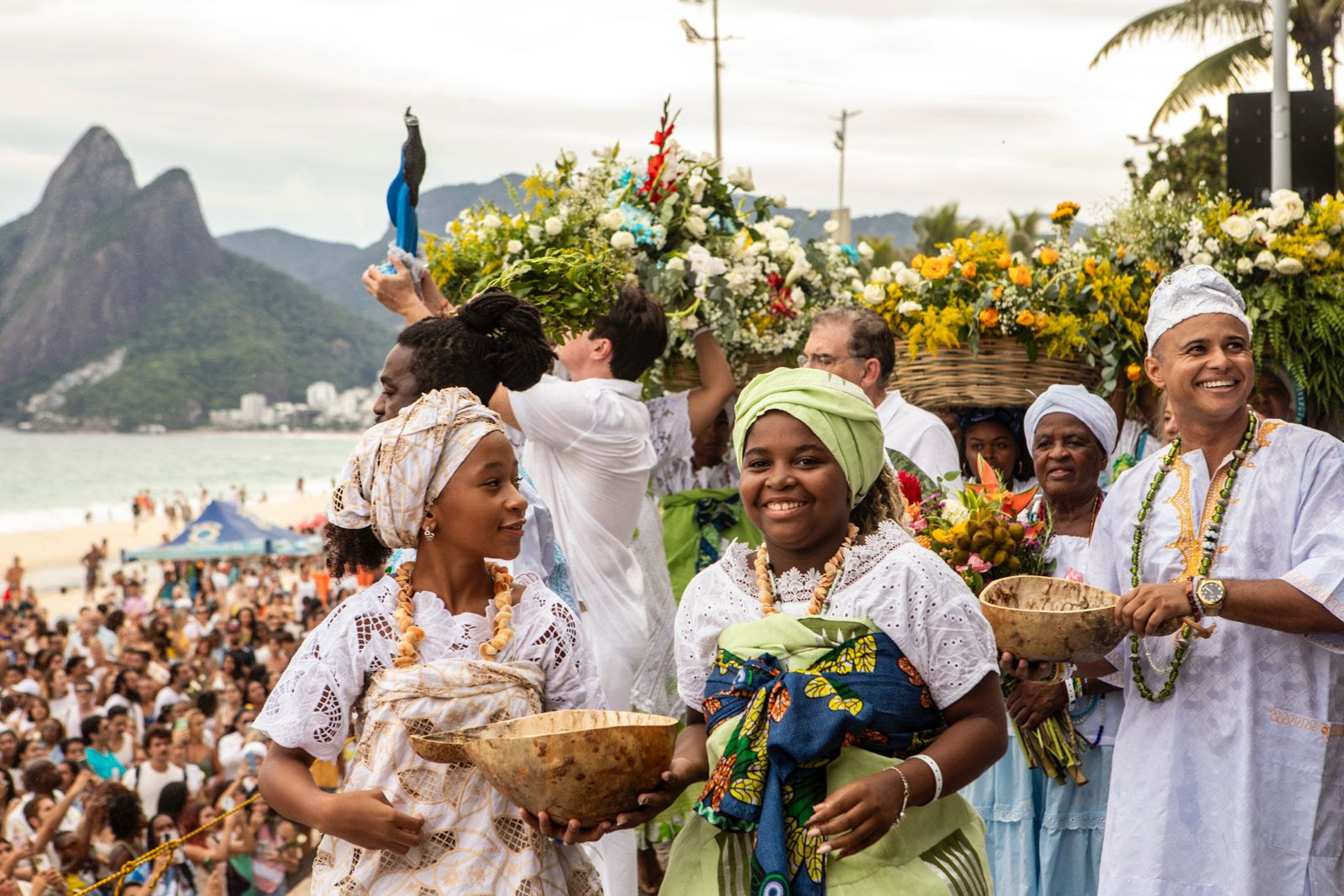 Dia de Iemanjá no Arpoador 2026 reuniu 30 mil pessoas, que celebraram a Rainha do Mar