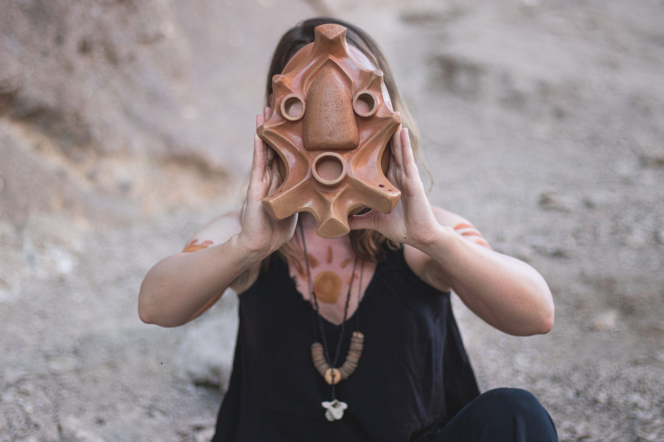 Nómada Cerámica realiza uma imersão coletiva na arte da cerâmica sonora com residência inédita na Casa da Bocaina