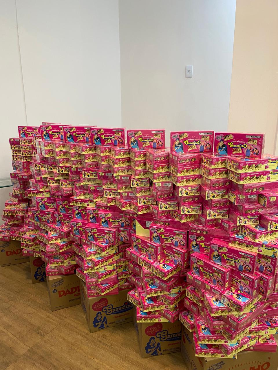 Projeto social na Rocinha distribuiu chocolates para crianças em vulnerabilidade neste domingo