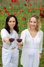 Alessandra e Francine Muraro no vinhedo de uva Marselan