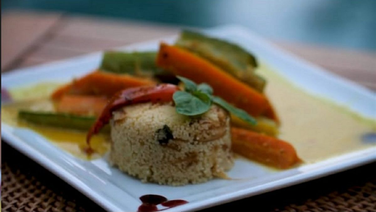 Curry de peixe com legumes e couscous marroquino