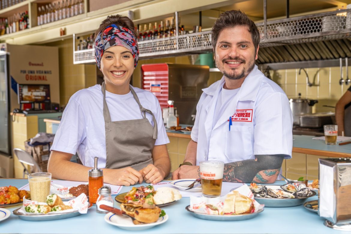 Chefs Júlia Tricate e Gabriel Coelho