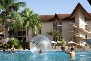 Brinquedo water ball nas piscinas do Recanto Cataratas