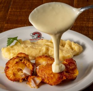 PINTADO AO QUEIJO CREMOSO COM ARROZ E PURÊ DE BATATA