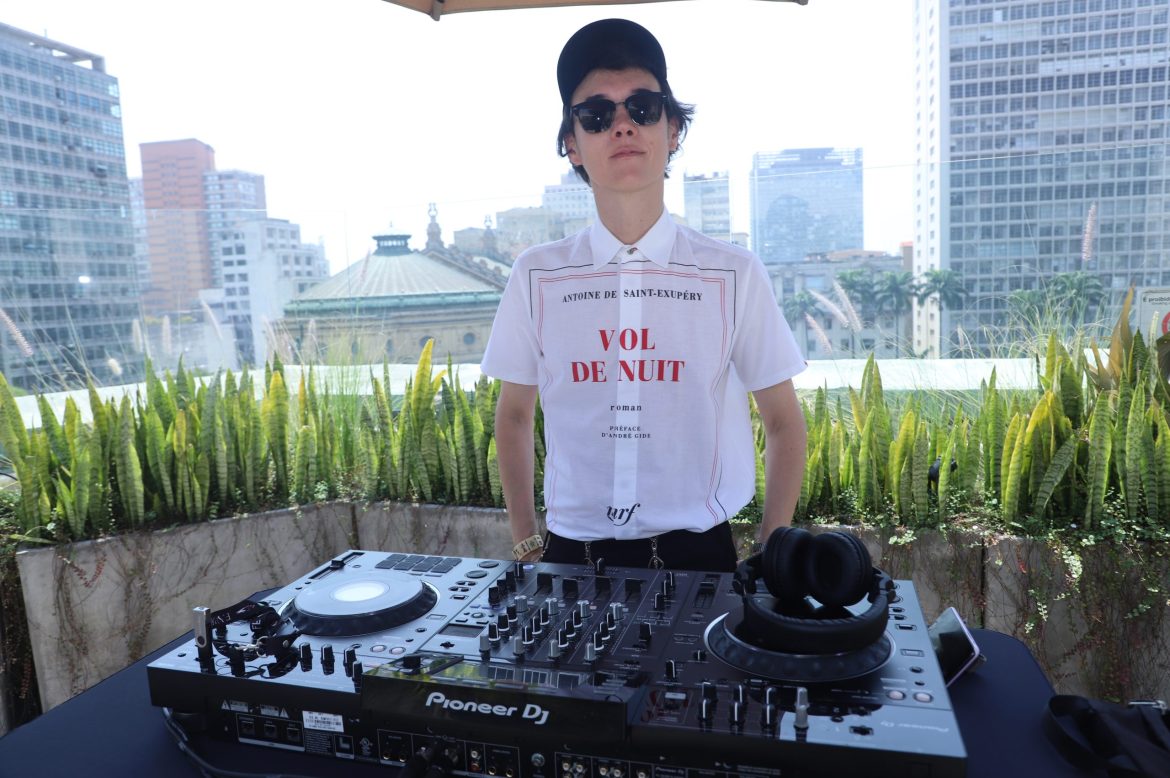 O DJ Johnny Luxo