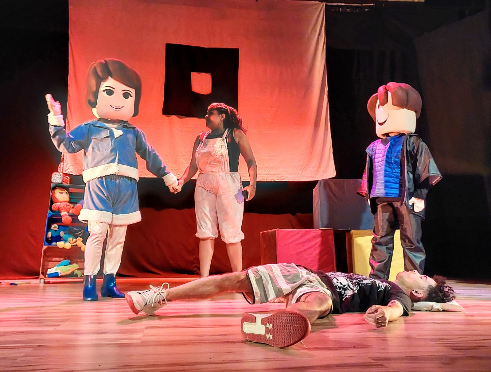 Jogo de sucesso entre os pequenos, Roblox anima o palco do Teatro Monte  Calvário