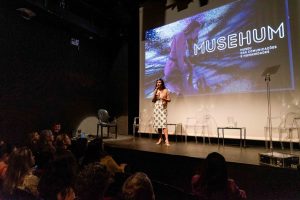 Carla Uller, gerente executiva de Programas, Projetos e Comunicação do Oi Futuro apresenta resultados da pesquisa inédita em evento no centro cultural Futuros - Arte e Tecnologia nesta quinta-feira, 21