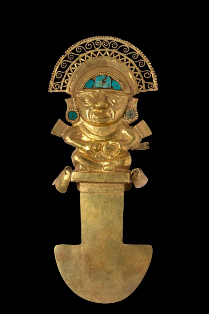 Tumi ou faca cerimonial, com uma representação antropomórfica do deus Lambayeque chamado Naylamp. Ouro, crisocola.