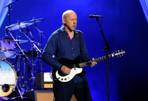 Mark Knopfler, líder do Dire Straits, vai leiloar 120 guitarras e amplificadores