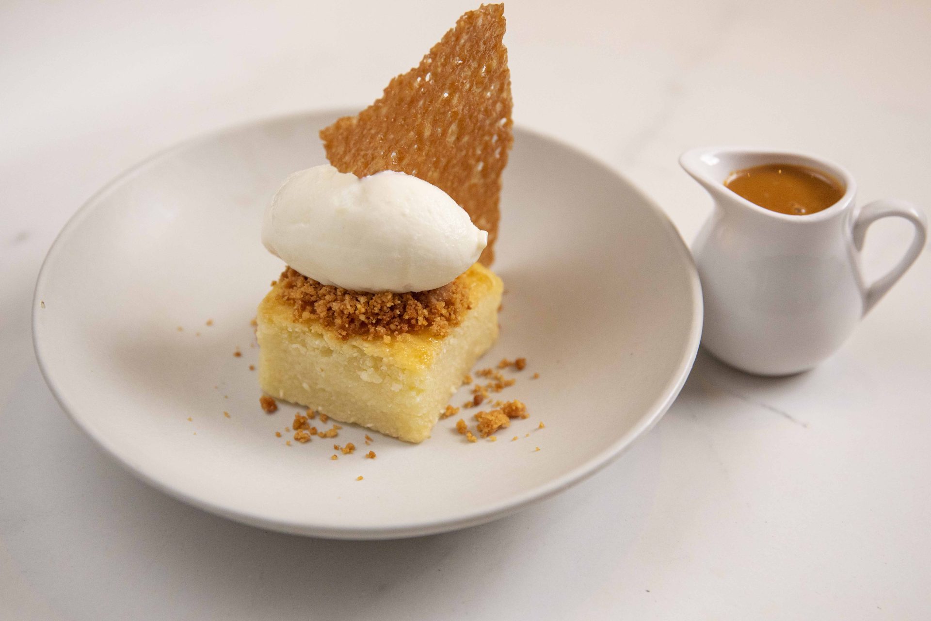 Pato com Laranja - Bolo de aipim com doce de leite e sorvete de queijo