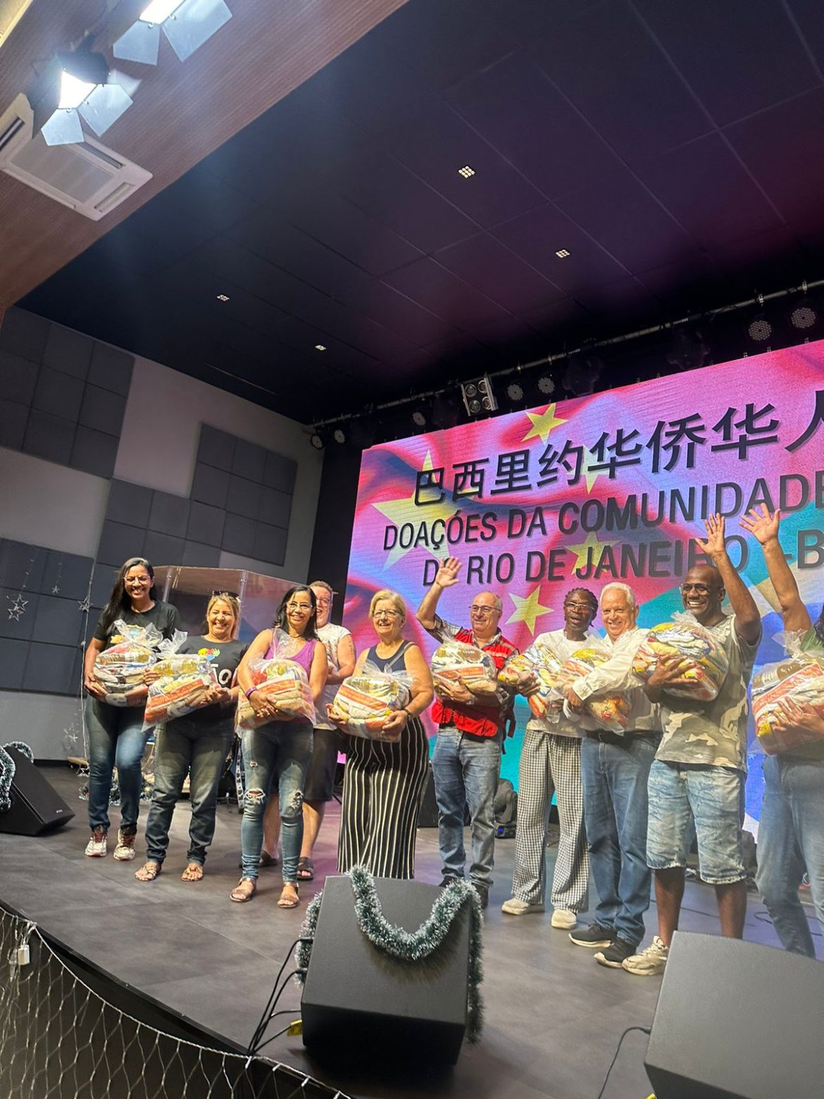 Comunidade Chinesa no Rio doa alimentos e brinquedos para instituições de caridades