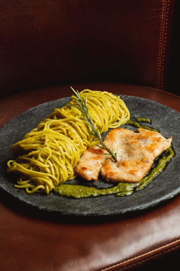 Spaghetti ao Pesto com Frango Grelhado
