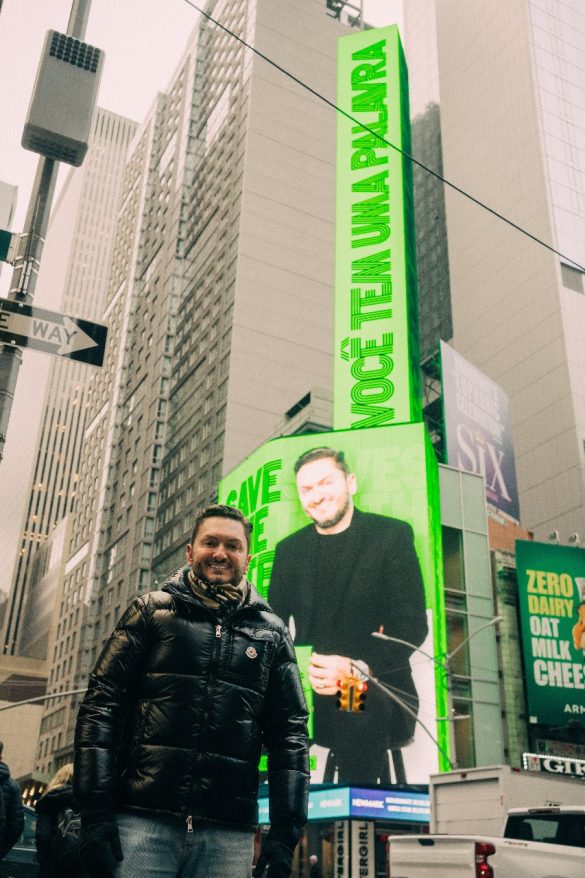 Thiago Bartos anuncia lançamento de seu primeiro livro na Times Square