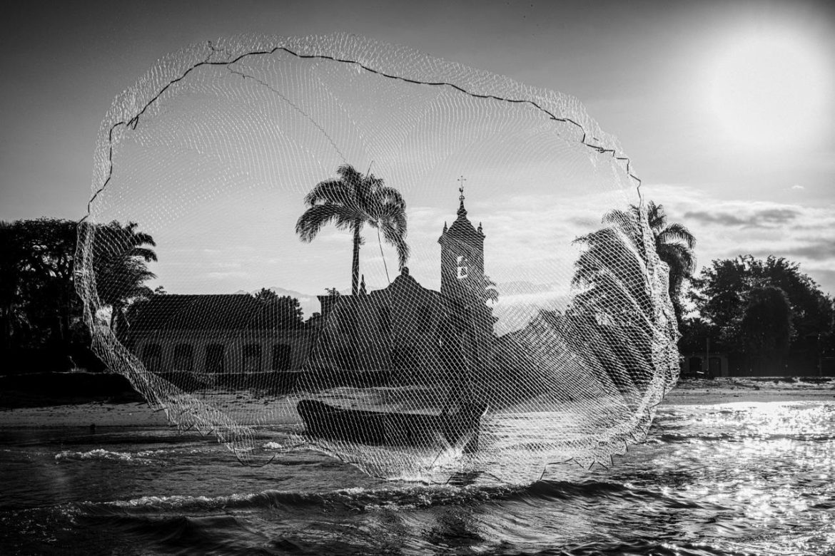 Pescador no litoral fluminense Pescador no litoral fluminense