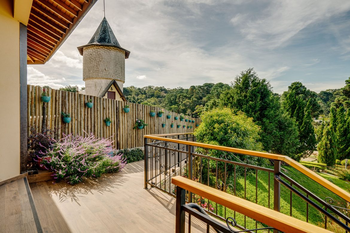 Restaurante Mirante da Colyna cercado pelas montanhas de Monte Verde