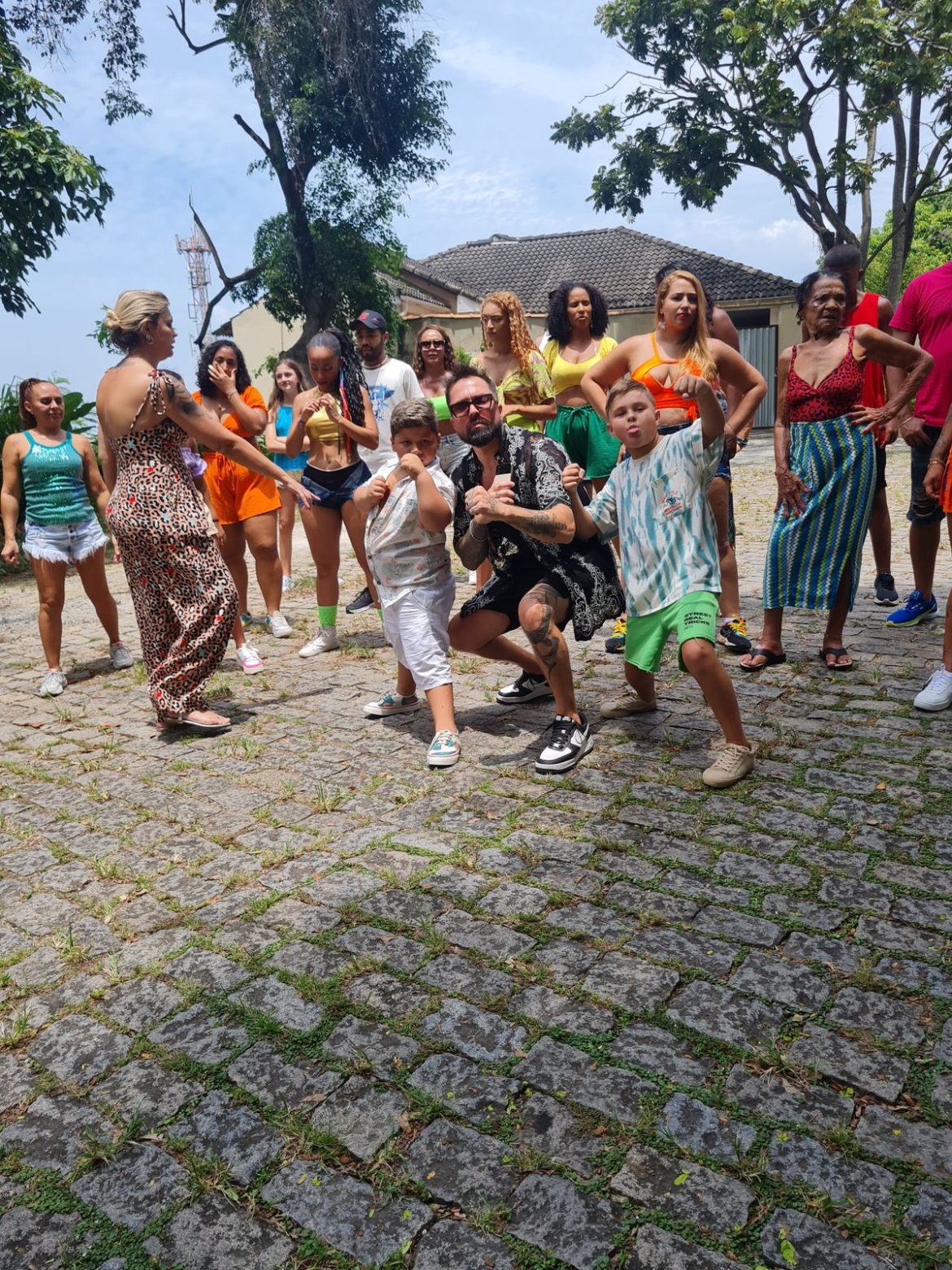 Cantor e compositor Rennan Fiore lança hit inspirado na “derrapada” no inglês, do Grupo Jeito Moleque