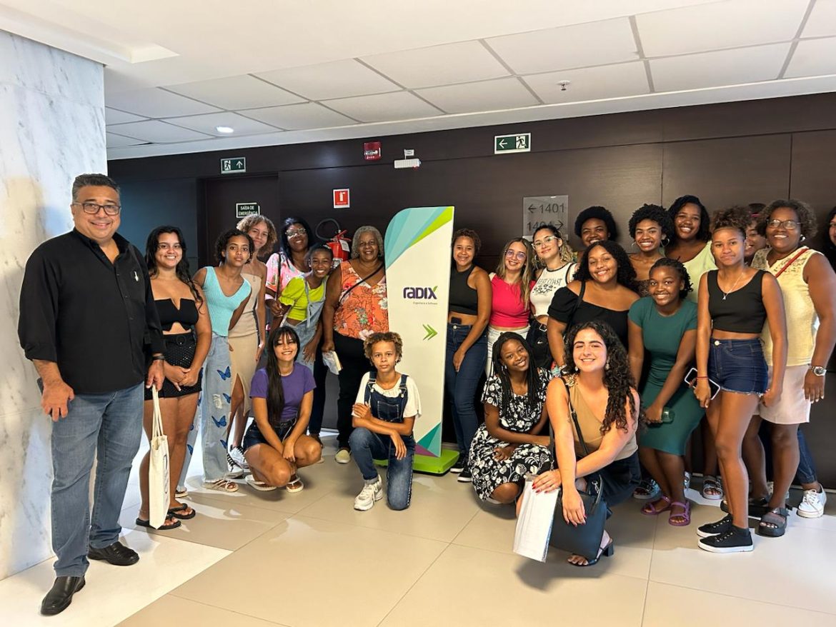 Projeto no Rio incentiva meninas pretas das favelas nas áreas de ciência, tecnologia e robótica